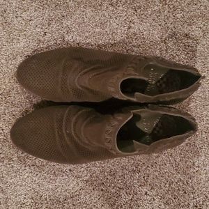 Vince Camuto womens booties, size 9M, olive green
